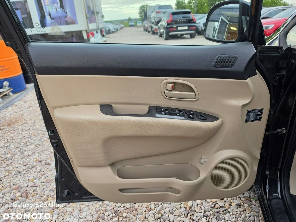 Kia Carens - 28