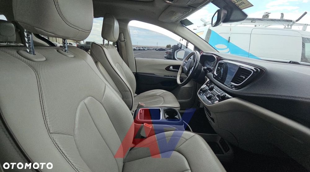Chrysler Pacifica - 13