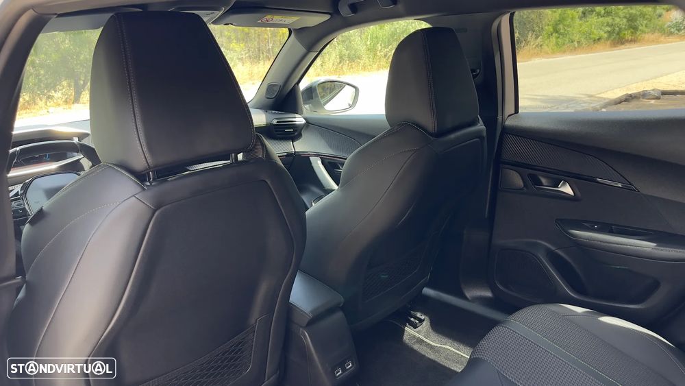 Peugeot 2008 PureTech 130 EAT8 GT - 24