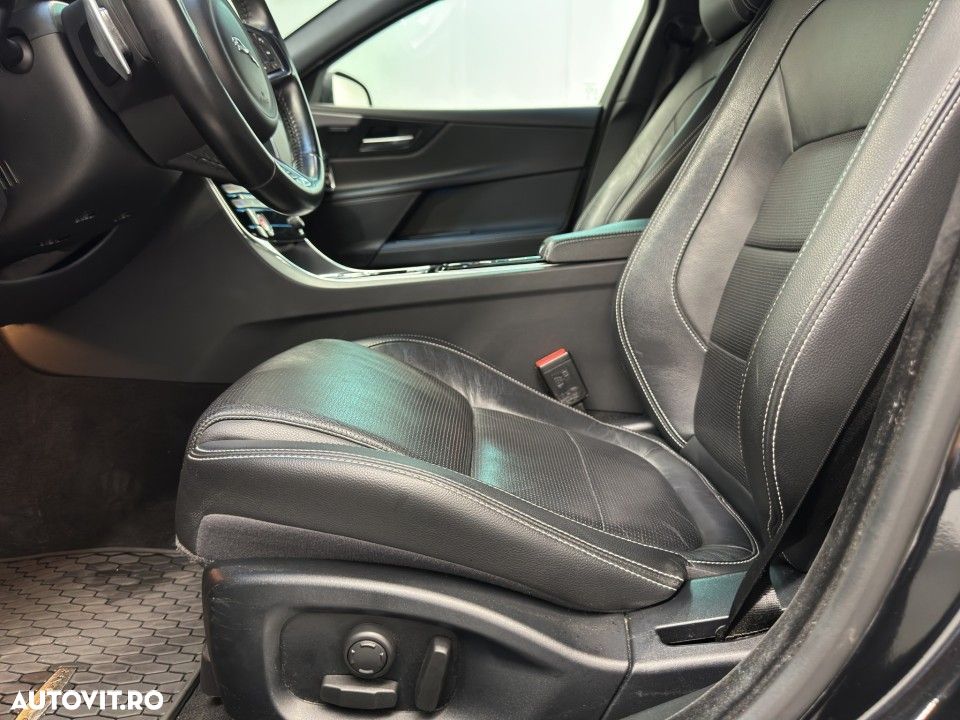 Jaguar XE 2.0 AWD R-Sport - 12