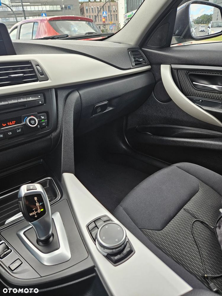 BMW Seria 3 320i xDrive - 8