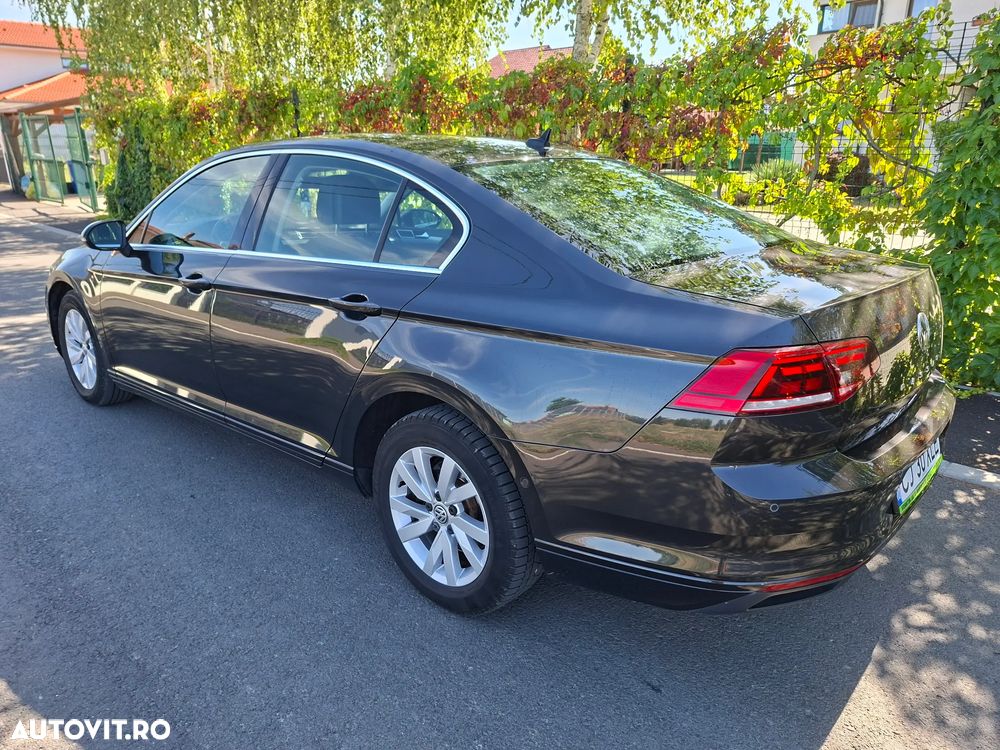 Volkswagen Passat 1.6 TDI SCR DSG Trendline - 12