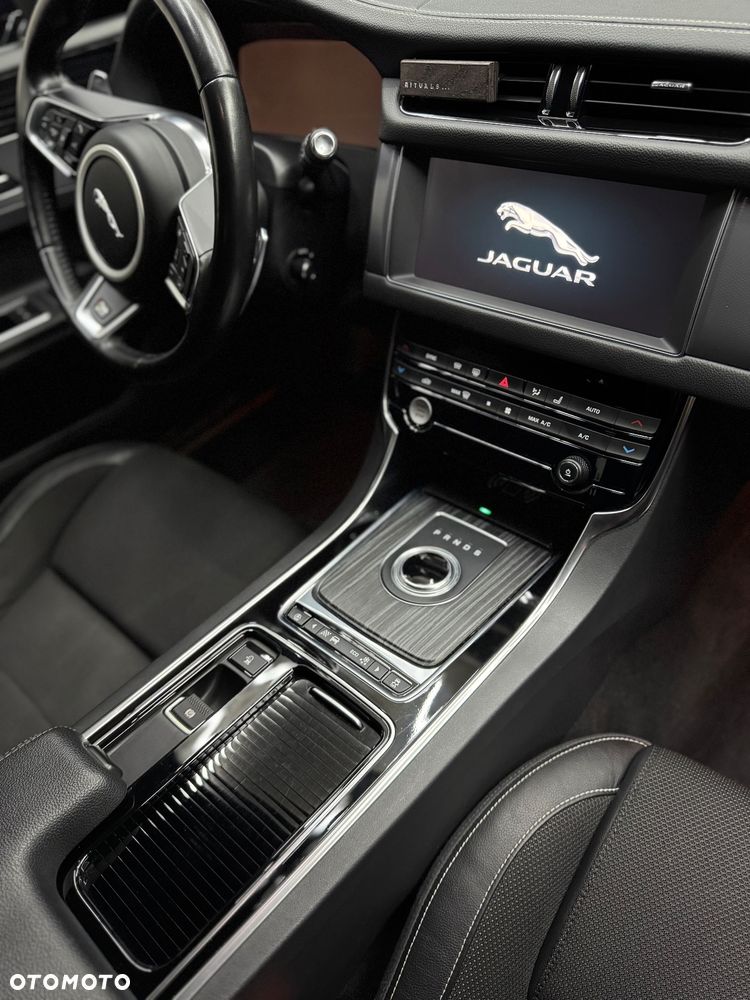 Jaguar XF 2.0 i4D AWD R-Sport - 15