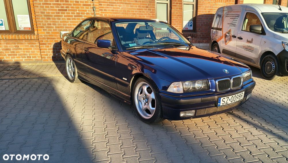 BMW Seria 3 323i - 3