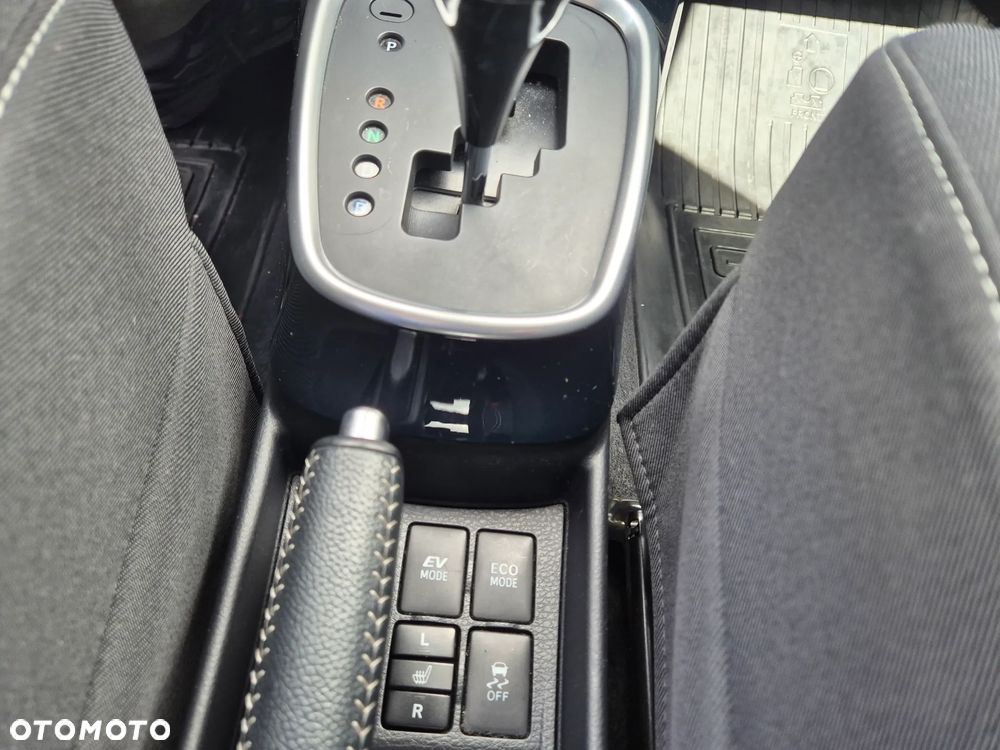 Toyota Yaris Hybrid 100 Selection - 13