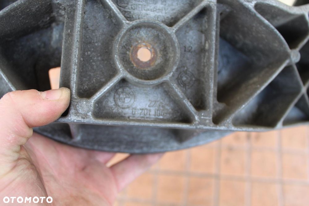 ŁAPA WSPORNIK SKRZYNI BIEGÓW BMW E61 E60 3.0D 6761106 - 4