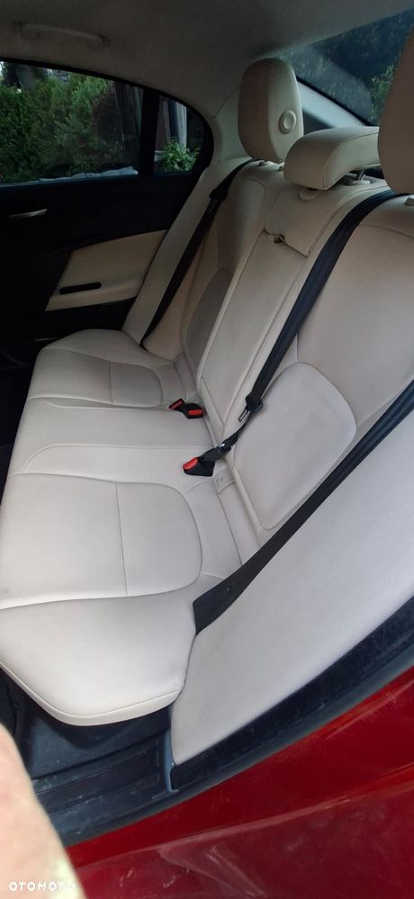 Jaguar XE 2.0 T Prestige - 9