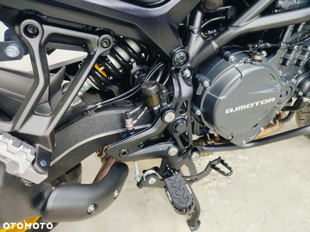 QJMOTOR 900 SX - 8