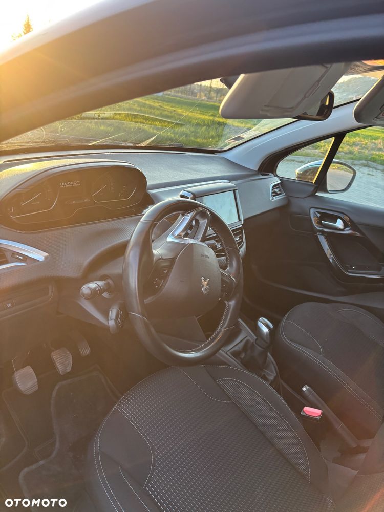Peugeot 208 - 10
