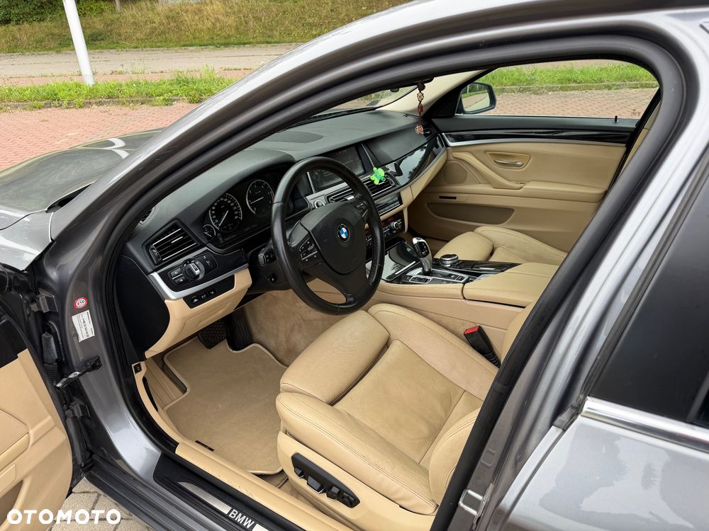 BMW Seria 5 525d xDrive - 11