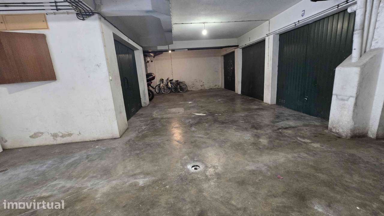 GARAGEM FECHADA POSSIBILIDADE CARREGAR CARRO ELETRICO - Grande imagem: 2/6