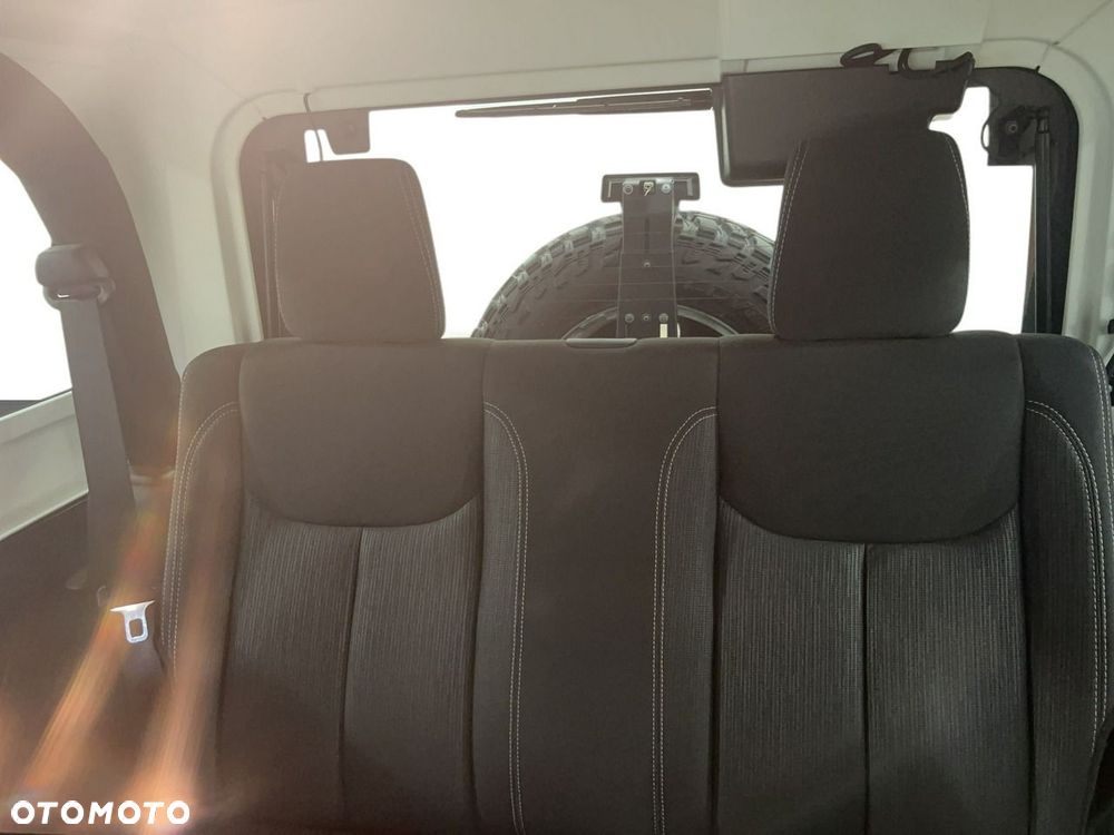 Jeep Wrangler - 12