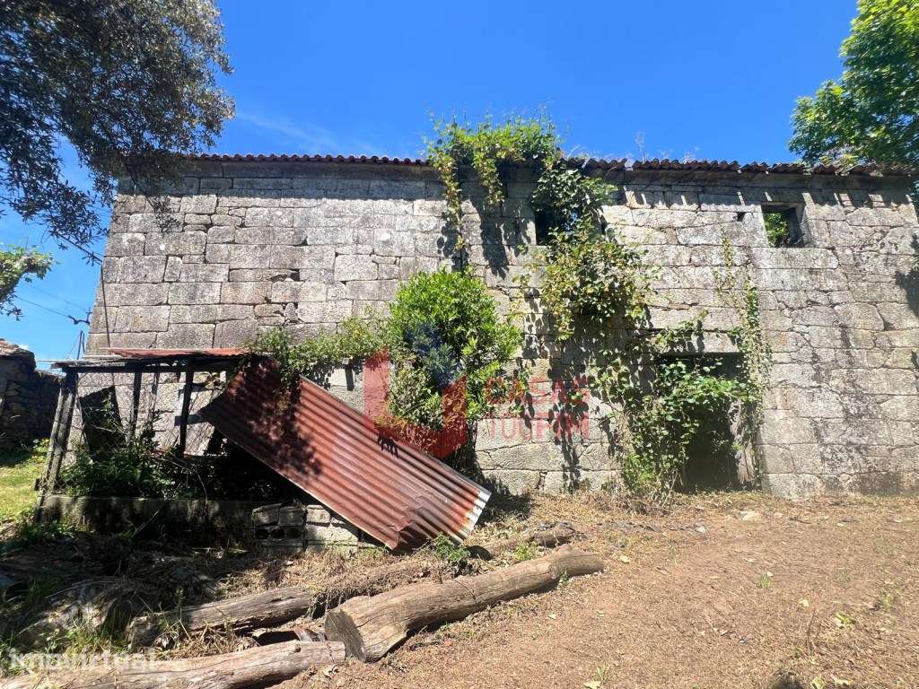 Duas Moradias geminadas para reconstruir inseridas num terreno com ... - Grande imagem: 3/9