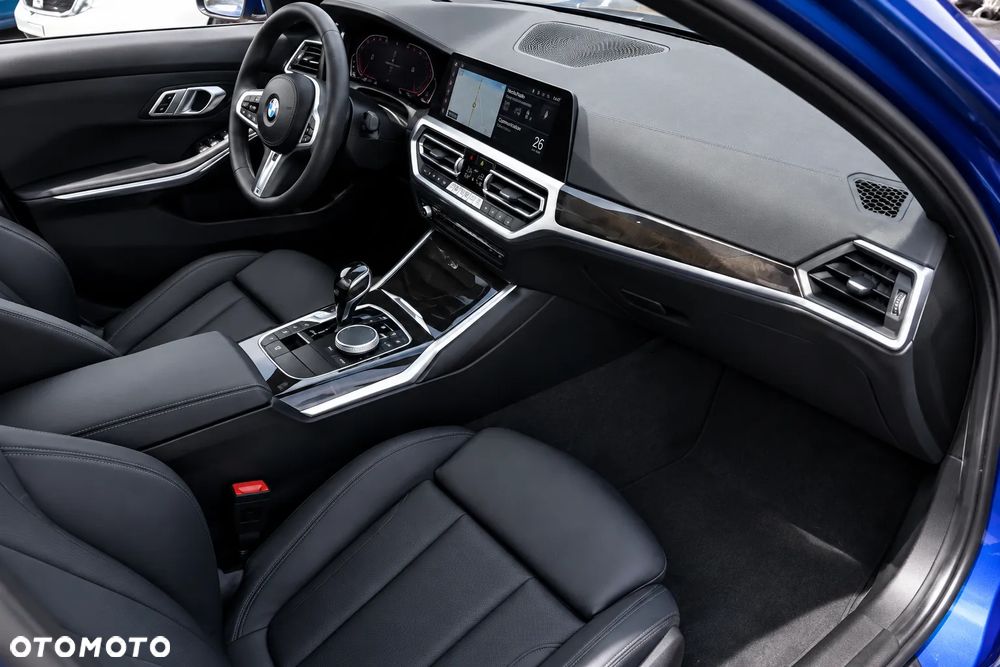 BMW Seria 3 330i M Sport - 13