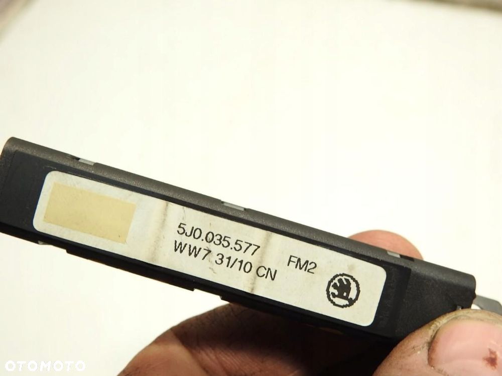 WZMACNIACZ ANTENOWY SKODA FABIA II 5J0035577 - 7