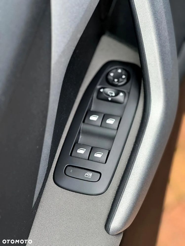 Peugeot 2008 1.2 Pure Tech Style S&S - 16