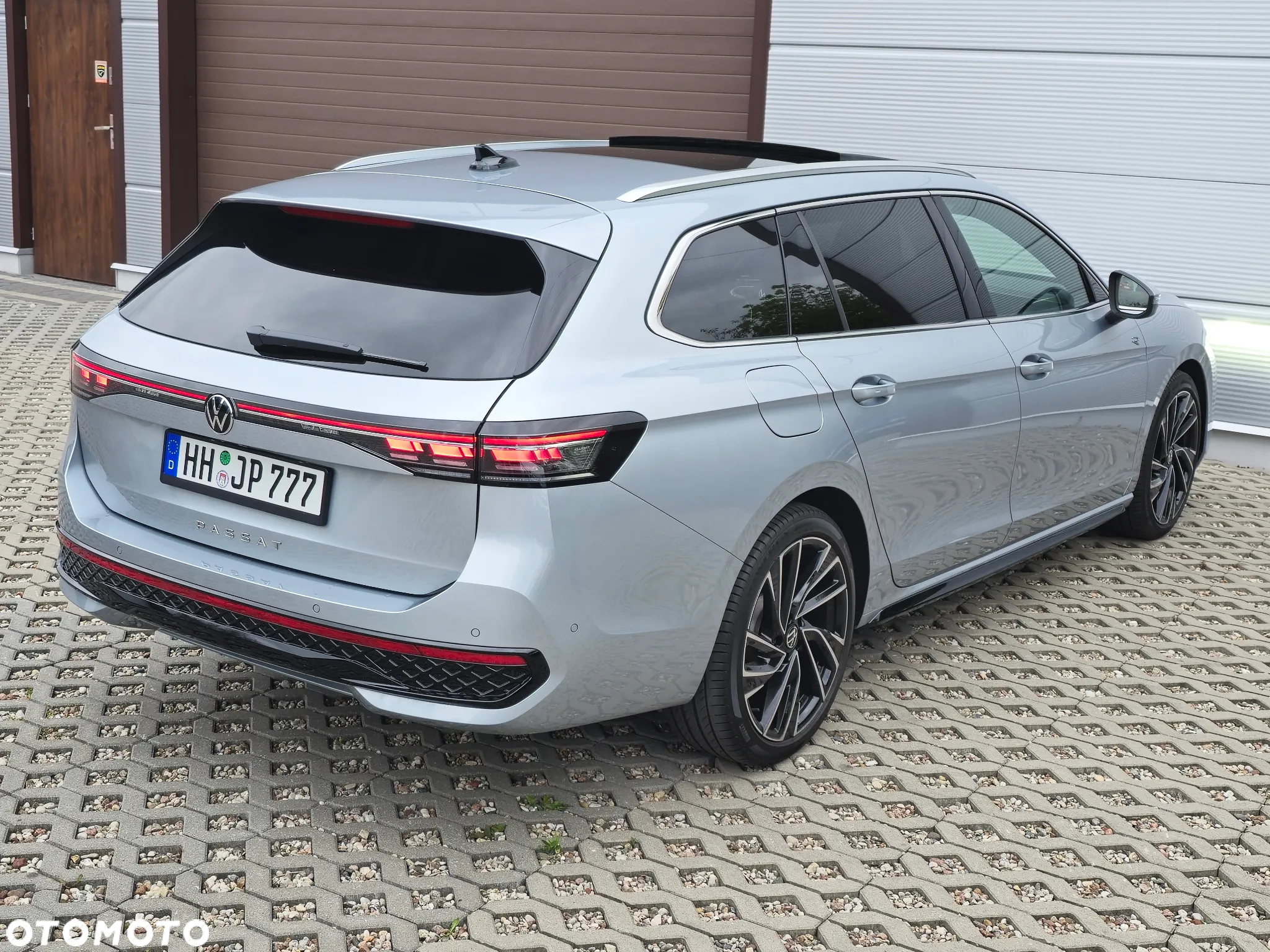 Volkswagen Passat Variant 2.0 TDI SCR DSG R-Line - 24
