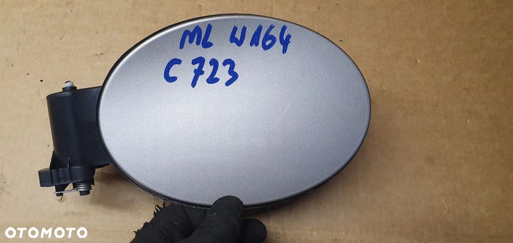 Klapka wlewu paliwa korek Mercedes ML W164 C723 A1646300267 - 3