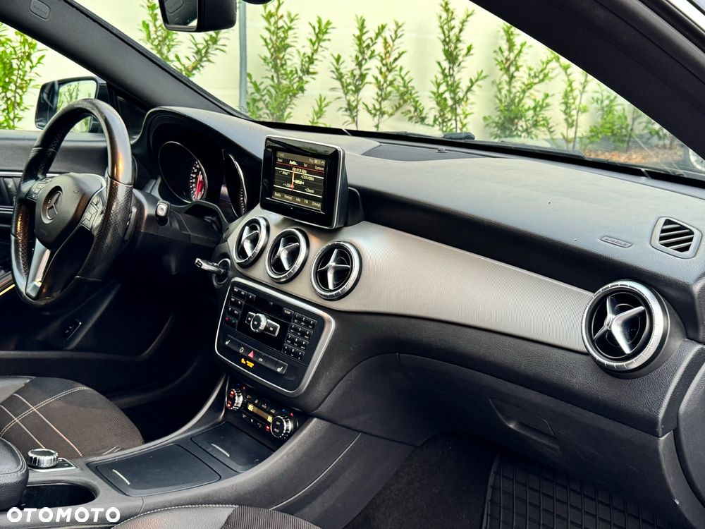 Mercedes-Benz CLA 180 7G-DCT - 21