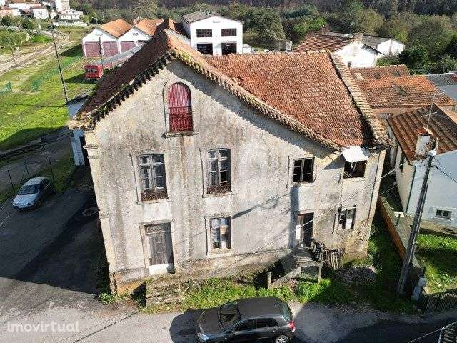 Moradia T5 de três pisos para remodelação, situada em Sernada do Vouga - Grande imagem: 2/12