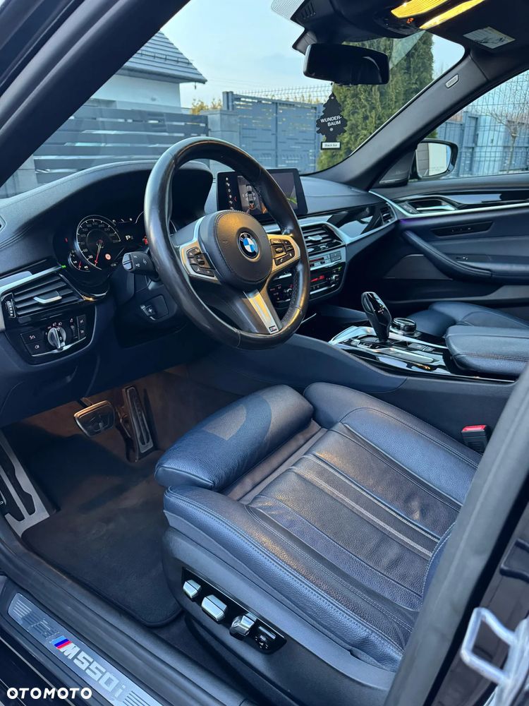 BMW Seria 5 M550i xDrive - 14