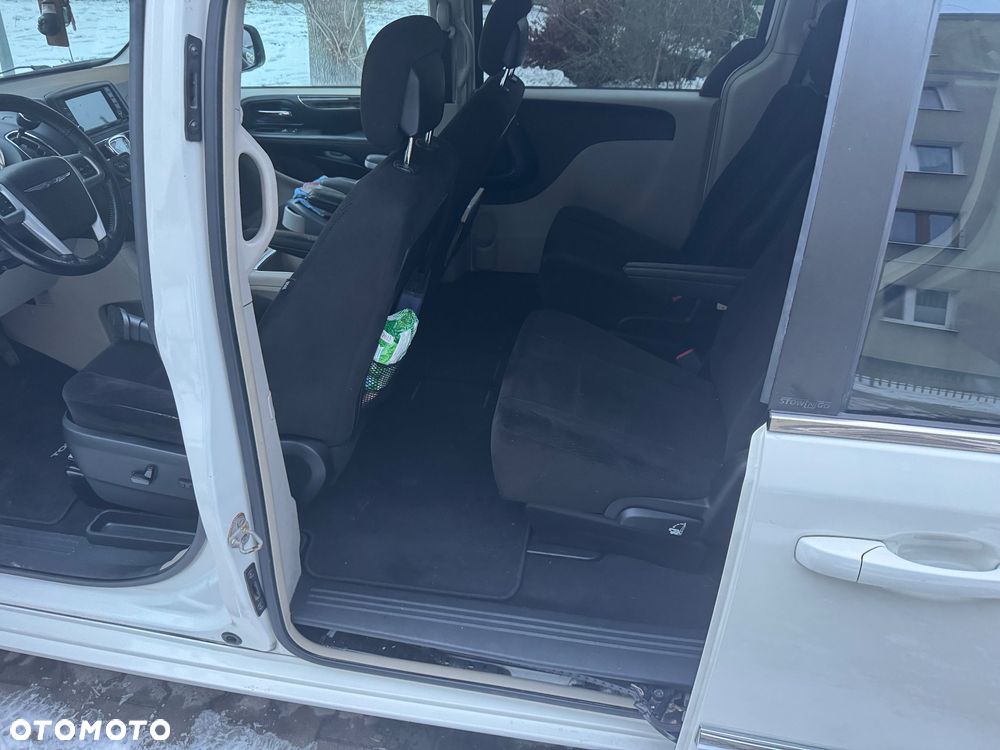 Chrysler Town & Country - 12