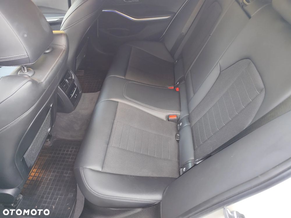BMW Seria 3 318i Sport - 10