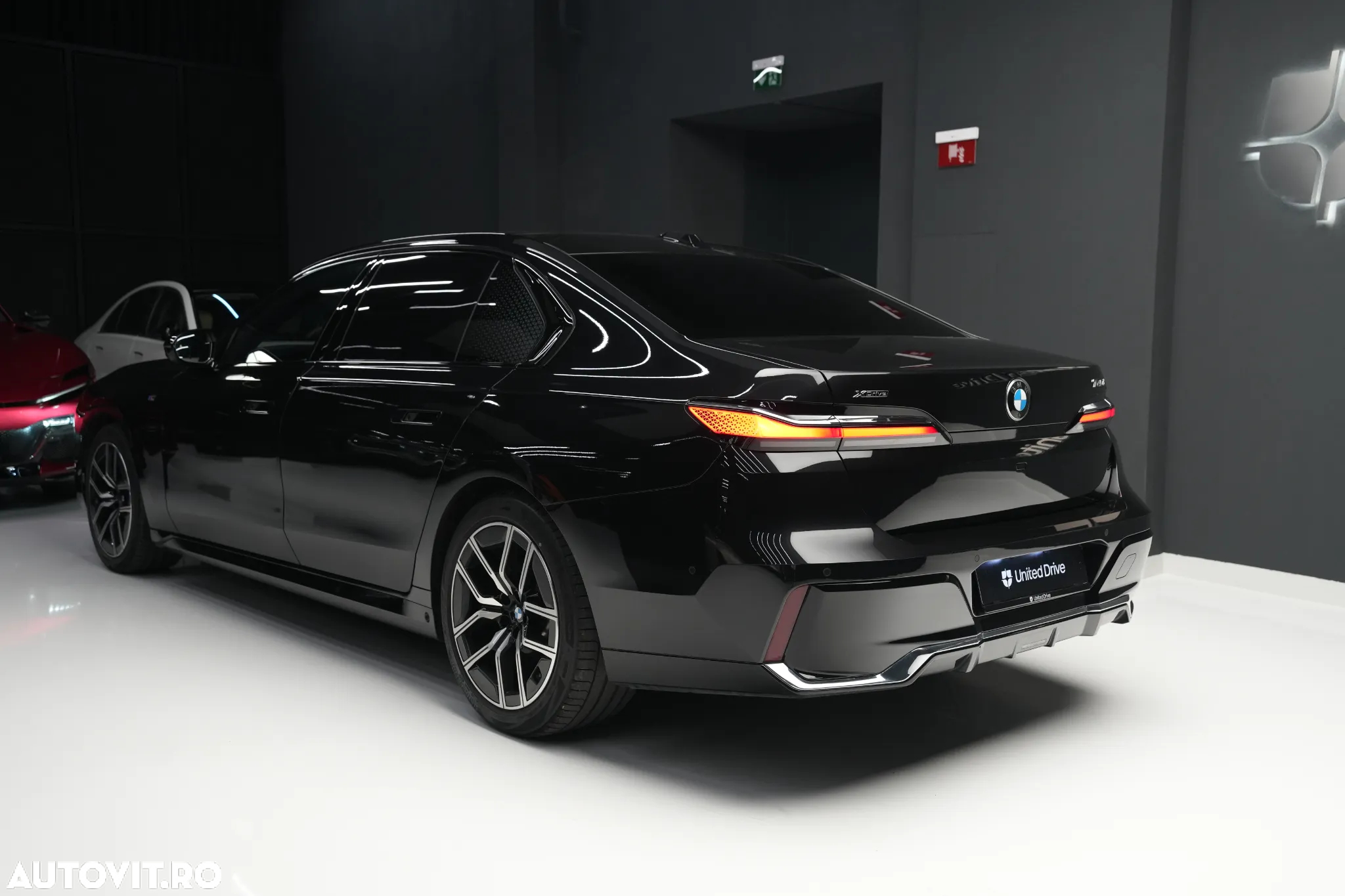 BMW Seria 7 740d xDrive MHEV - 33