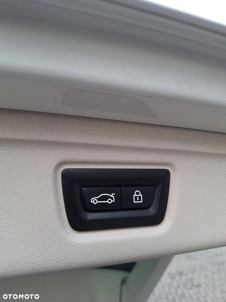 BMW Seria 3 330i xDrive Sport Line sport - 23