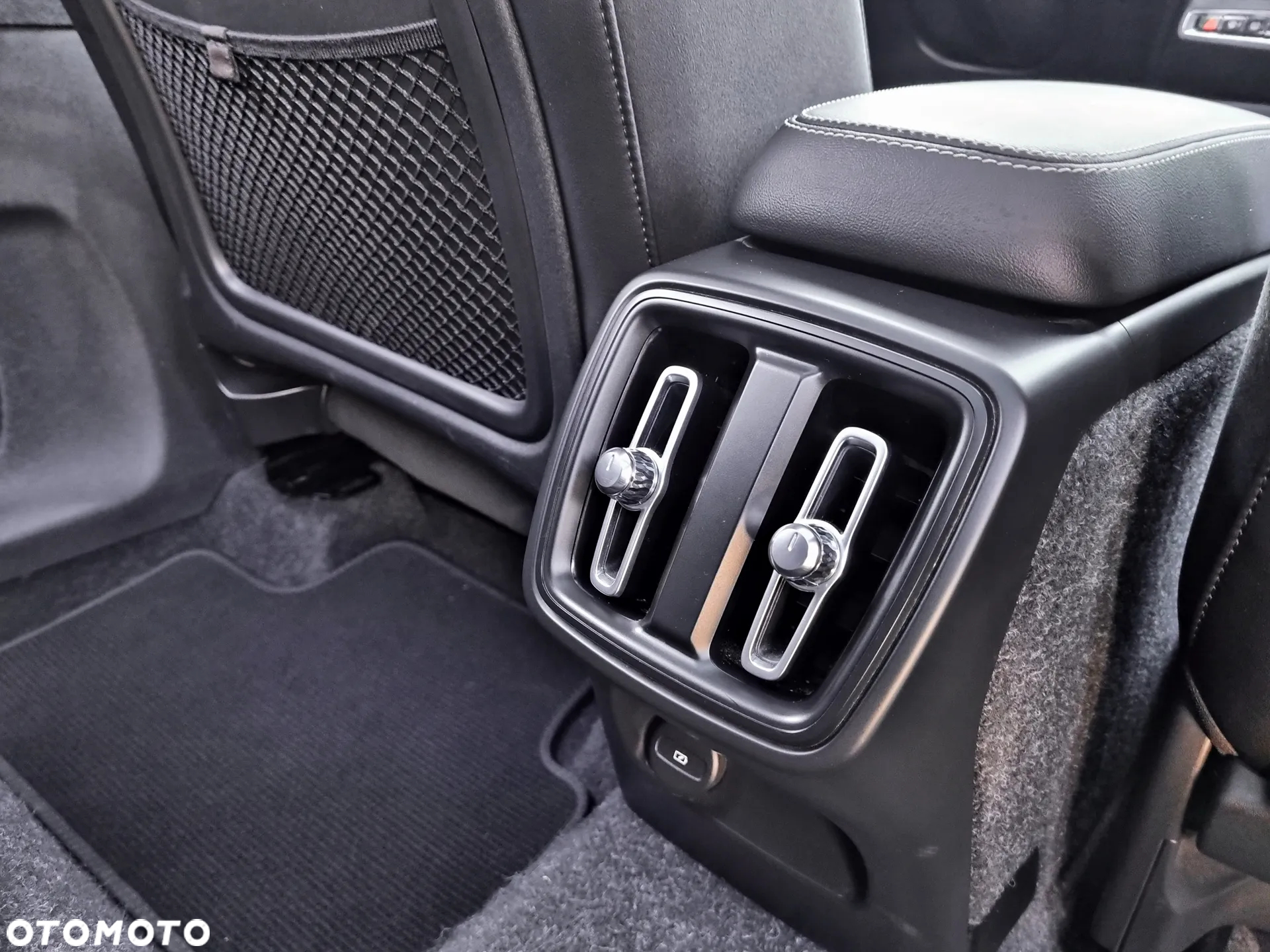 Volvo XC 40 B4 B AWD Geartronic RDesign - 32
