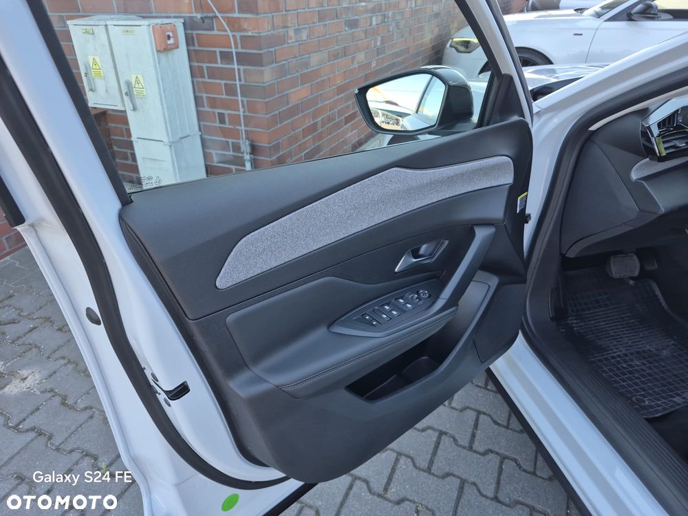 Peugeot 408 HYBRID 145 e-DSC6 Allure - 31