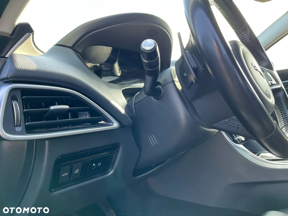 Jaguar XE 2.0 T Portfolio - 16