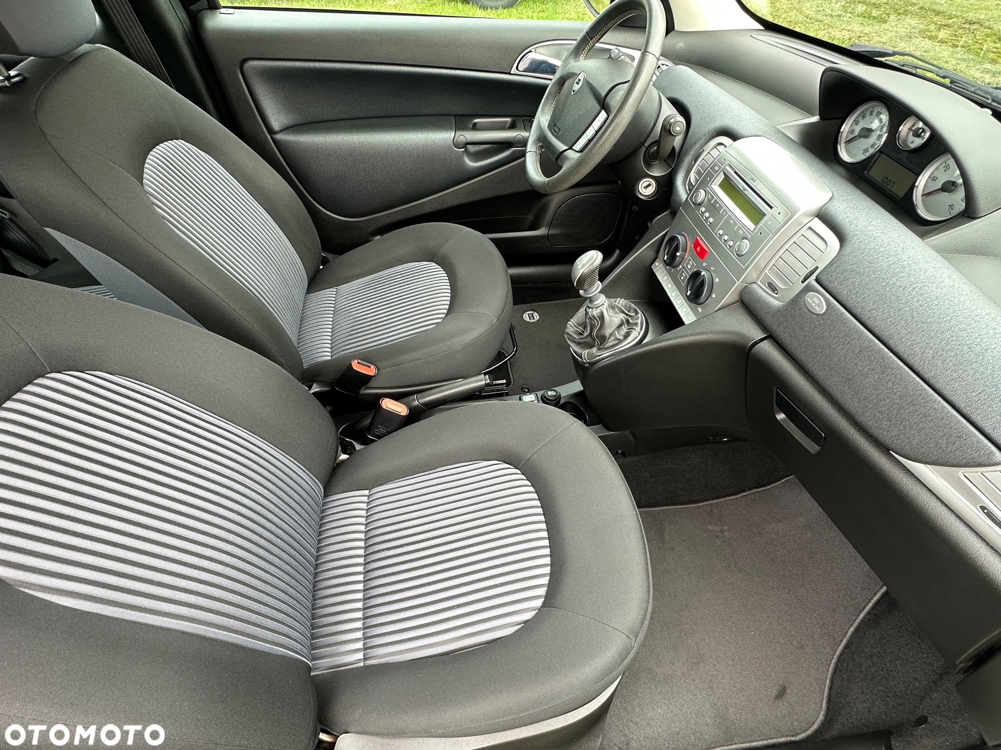 Lancia Ypsilon 1.2 8v - 10