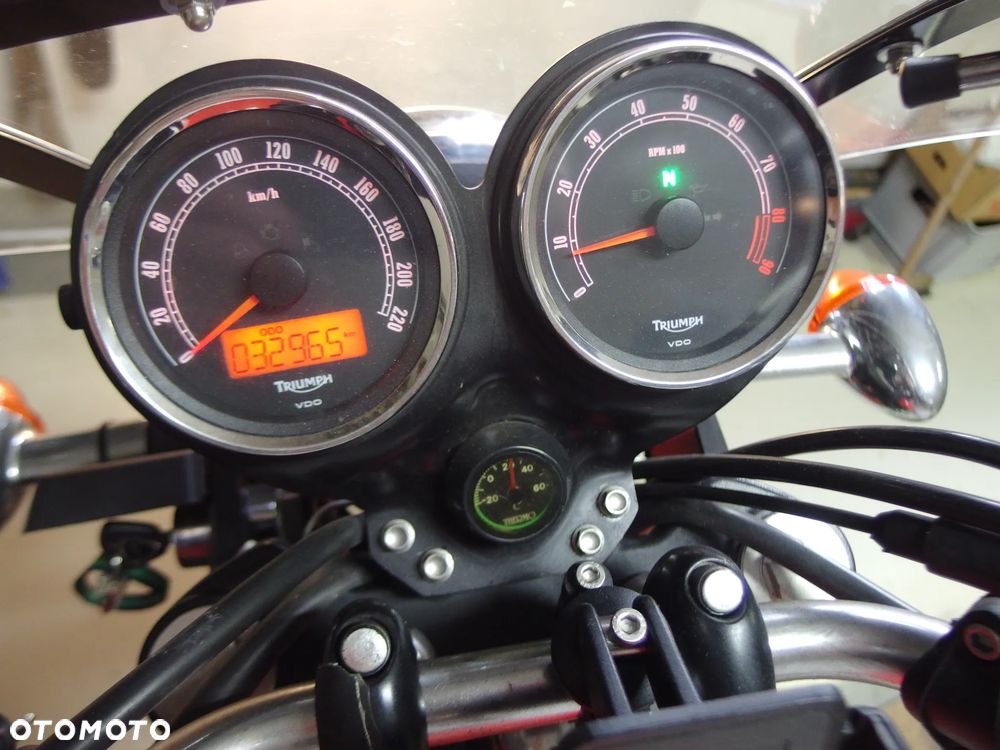 Triumph Bonneville - 11