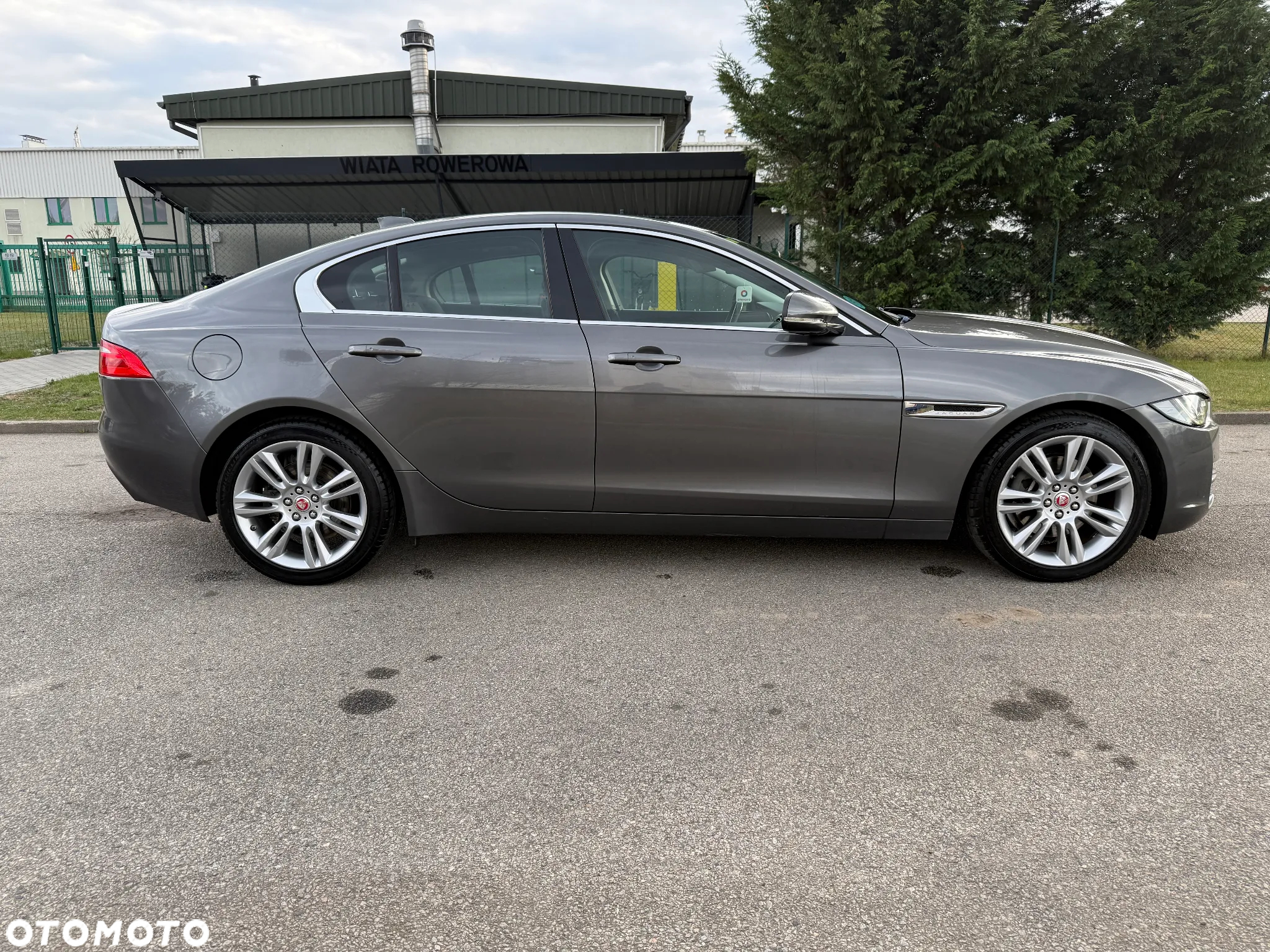 Jaguar XE - 4