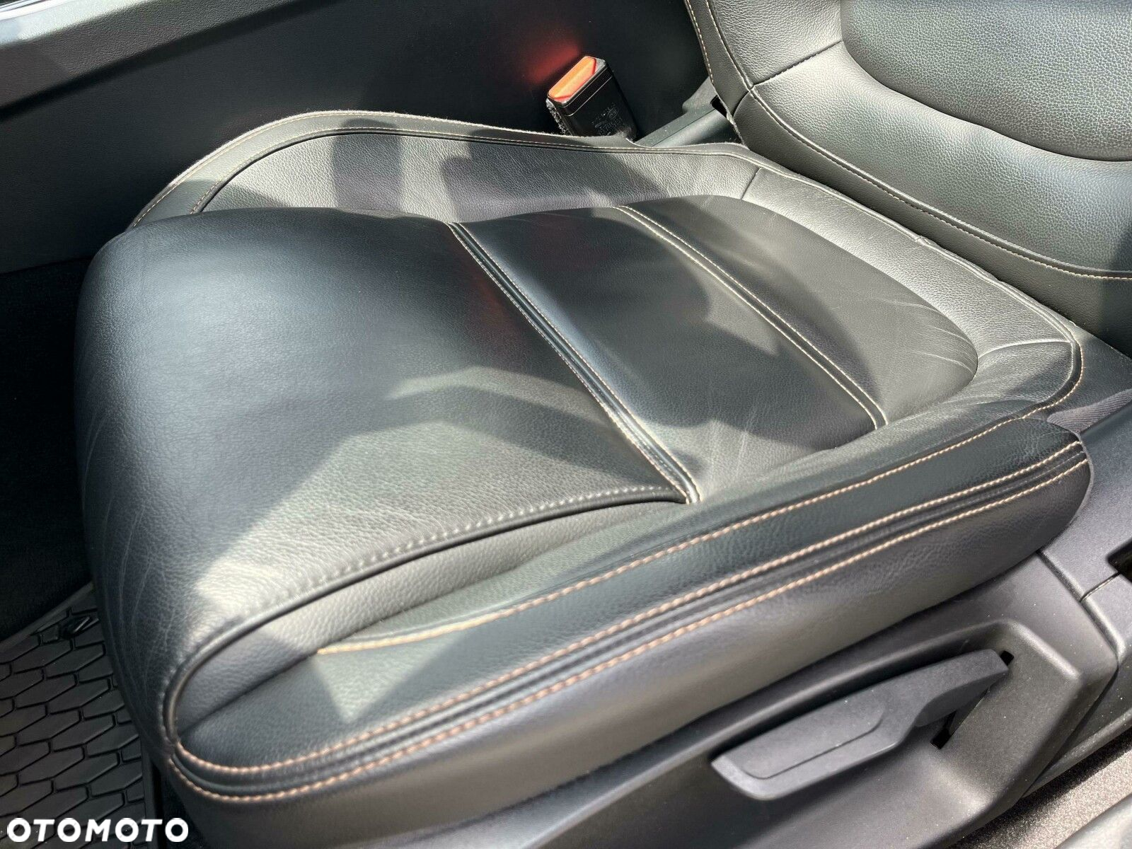 Jaguar XE 2.0 T Portfolio - 13
