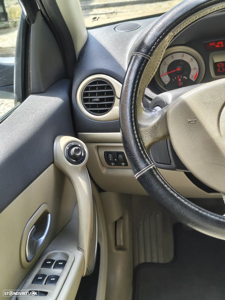 Renault Clio 1.2 16V Privilège - 16