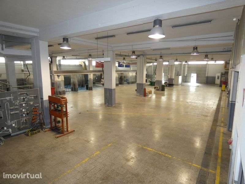 Armazém com 1450m2, junto à entrada de Torres Vedras e A8 - Grande imagem: 3/24