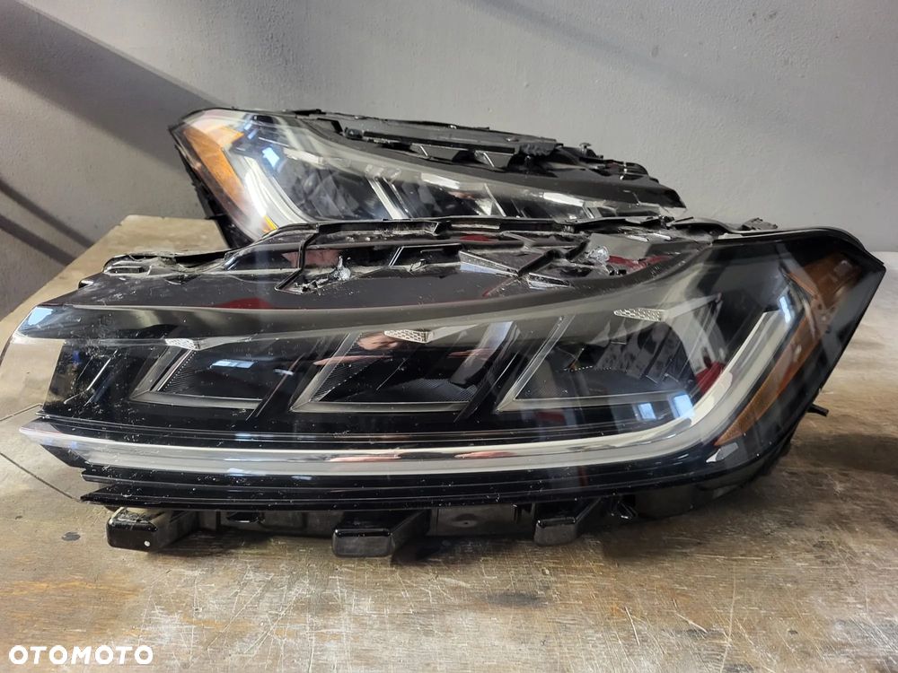 volkswagen jetta  2025rok lampy przód uszkodzone - 7