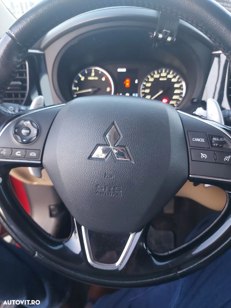 Mitsubishi Outlander - 12