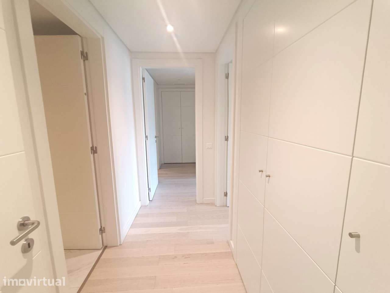 Arrendamento de imóvel T2 Elegante com Vista Rio na zona alta de Algés - Grande imagem: 5/17