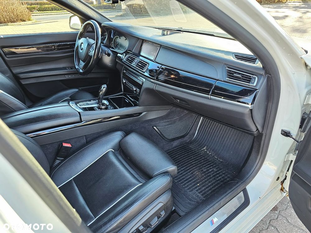 BMW Seria 7 750Li xDrive - 24