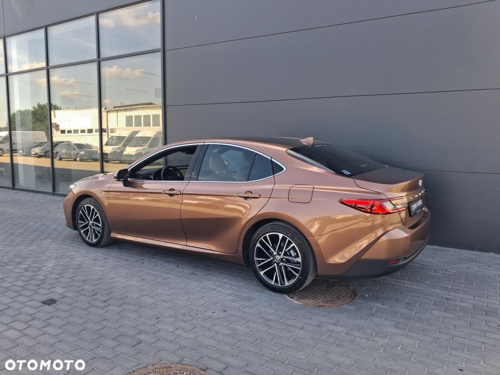 Toyota Camry - 4