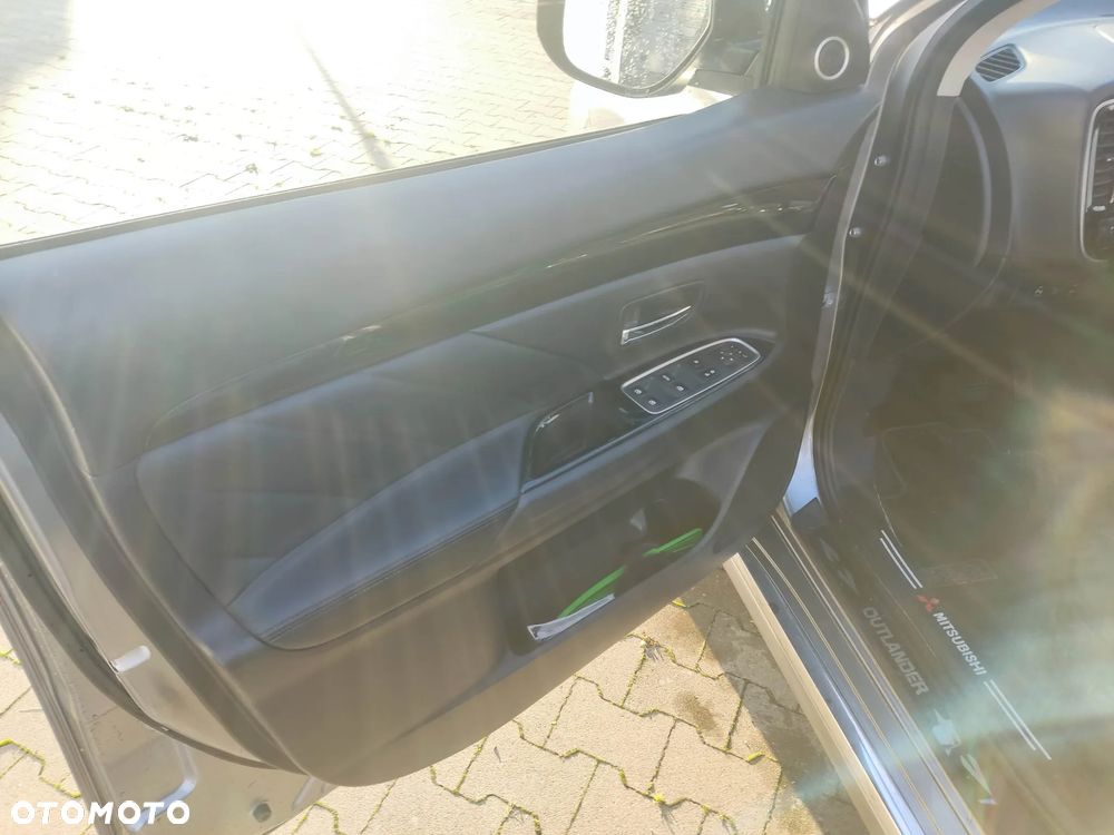 Mitsubishi Outlander Instyle NAVI + - 13