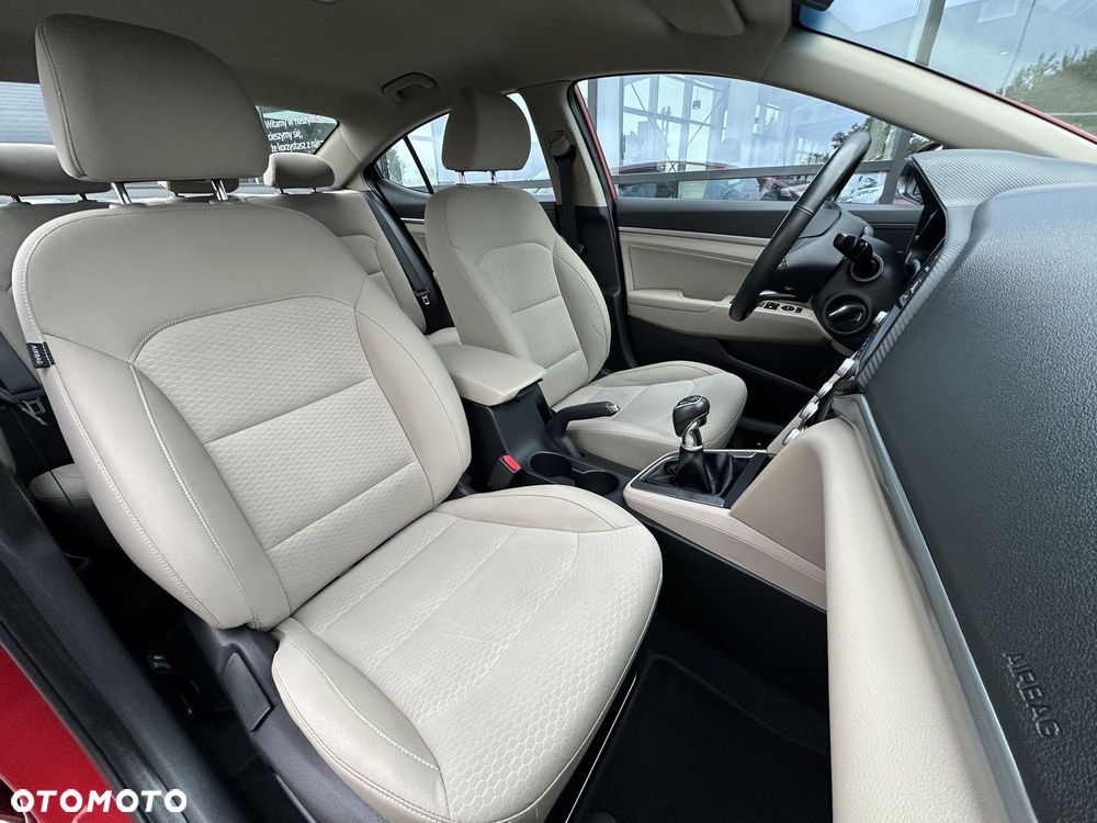 Hyundai Elantra 1.6 Comfort - 11