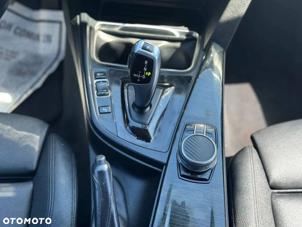 BMW Seria 3 330i xDrive - 22