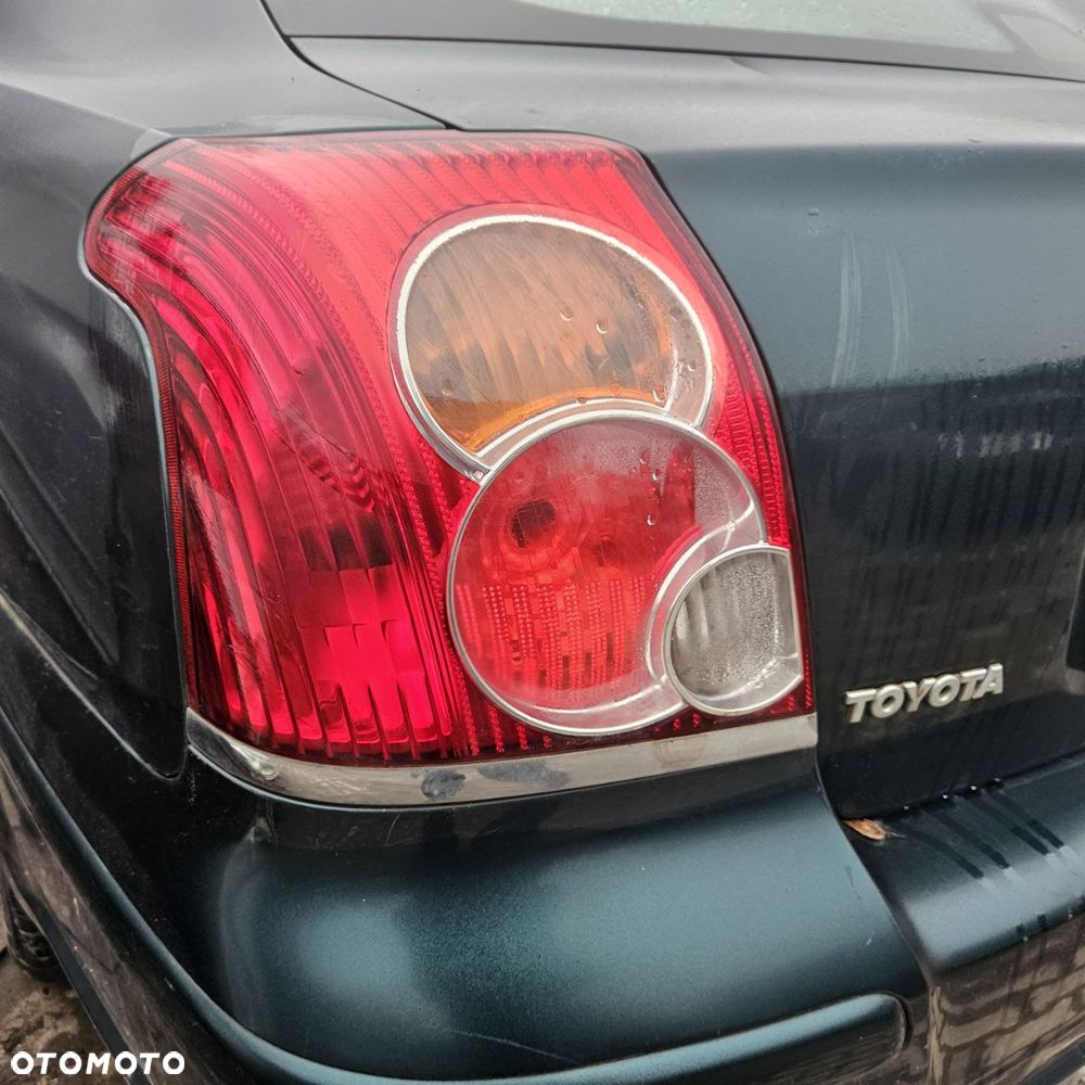 Lampy / lampa / tył prawa lewa /Toyota Avensis T25 HB