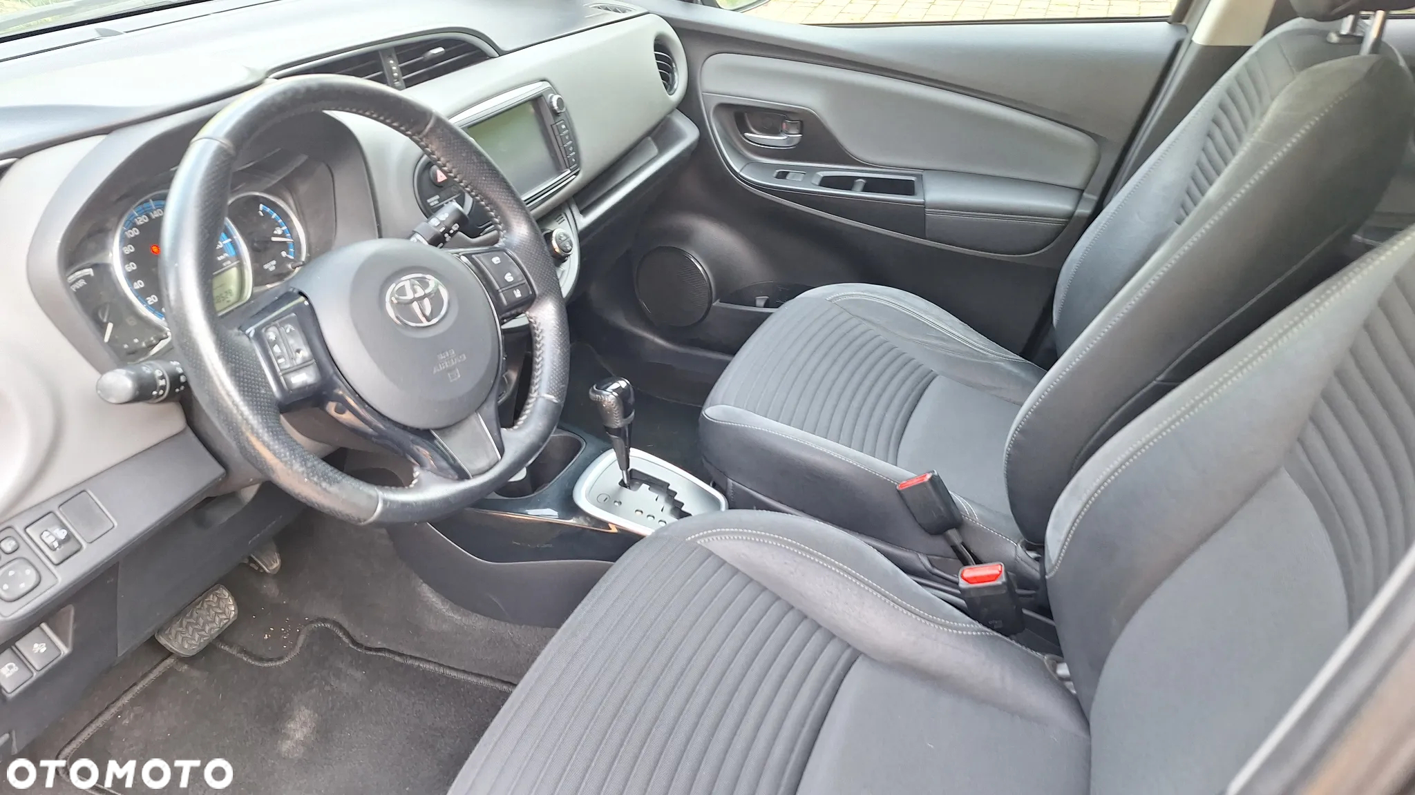 Toyota Yaris Hybrid 100 Premium - 12