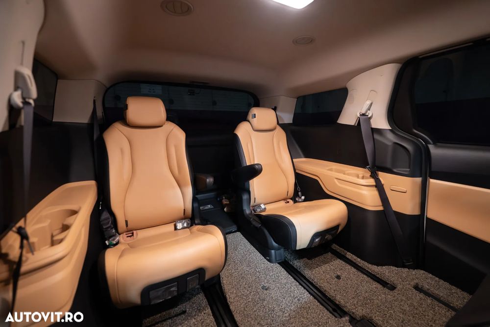 Kia Carnival - 32