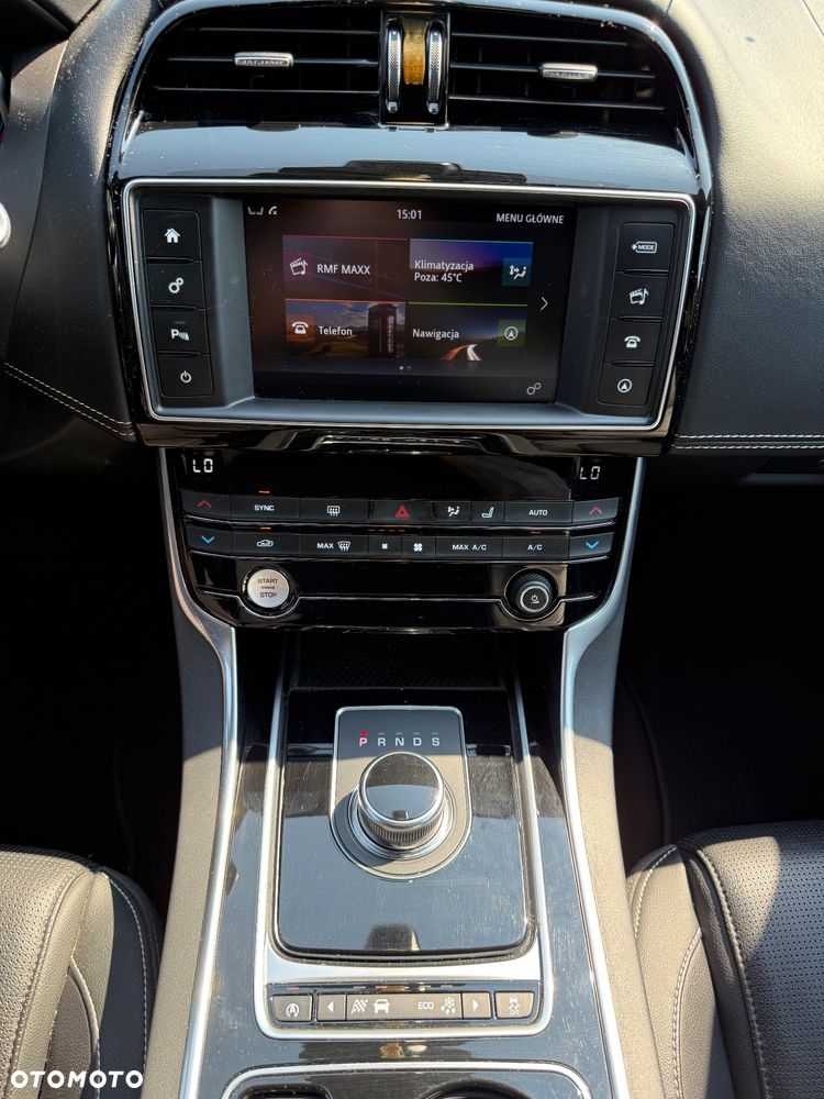 Jaguar XE 20d AWD R-Sport - 23